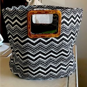 Black & White Chevron bucket tote size large with very cute wooden handle (NWOT)